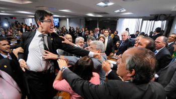 Após briga, relatório é dado como lido na CAE do Senado