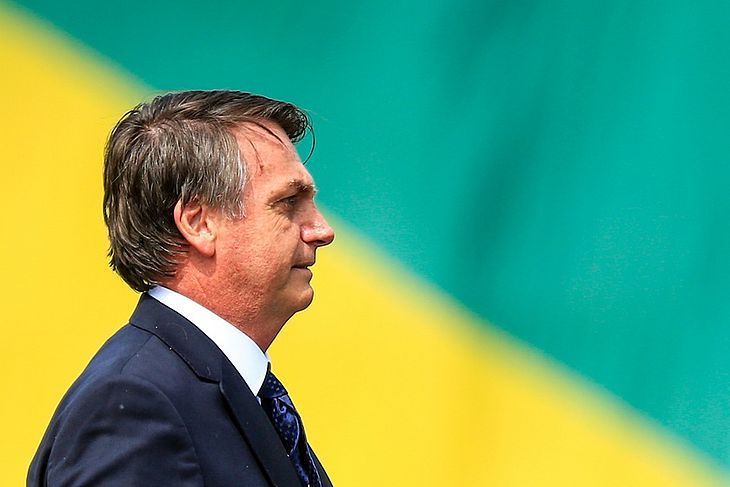 Bolsonaro participa de assinaturas de contratos do setor elétrico