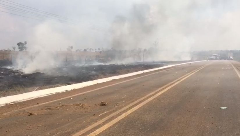 Carro com cigarros capota e veículo pega fogo durante fuga em Rondonópolis