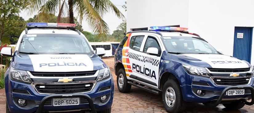 Bebê de um ano que se afogou na piscina de casa é salvo por policiais militares