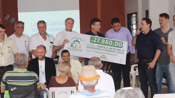 Cliente Solidário Tropical faz doação ao Lar dos Idosos