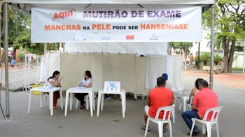 Alunos de medicina da UFMT promovem mutirão da Hanseníase na Praça Brasil