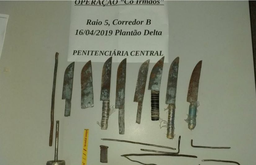 Agentes descobrem celulares e armas artesanais escondidos em celas da PCE 