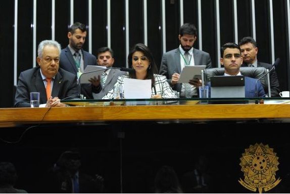 Parecer da CCJ sobre denúncia contra Temer é lido no plenário da Câmara