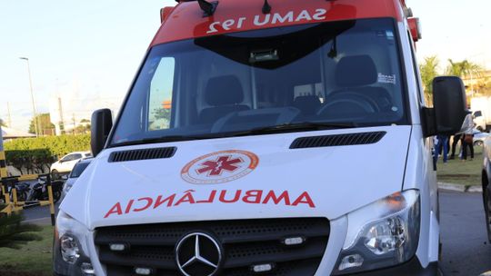 Embriagada mulher tenta matar marido a facadas e é impedida pelas filhas; suspeita fugiu