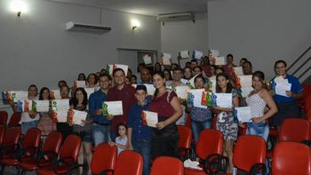Thiago Silva entrega certificados do curso de Gestão Pública da FUG para estudantes