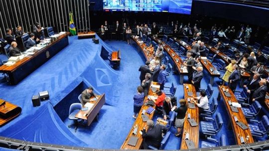 Senado aprova urgência para projeto que isenta diesel de PIS/Cofins