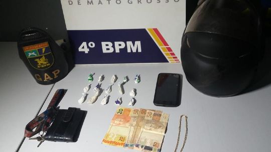 Jovem que entregava drogas em motocicleta é preso em flagrante