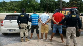 PRF prende três e recupera dois veículos roubados que seriam levados para a Bolívia