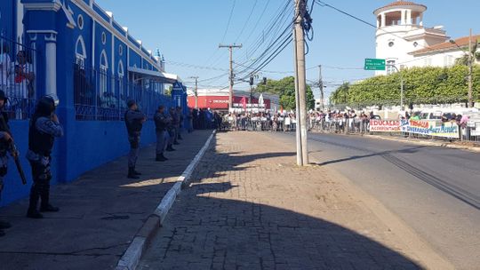 Profissionais da educação fazem protesto em inauguração com presença de ministro