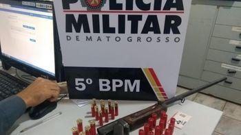 Advogado e mais uma pessoa são presos com espingarda e 30 munições