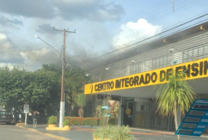 [Vídeo] Bombeiros são acionados após princípio de incêndio em escola particular