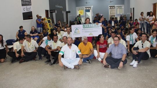 Tropical Supermercados entrega cheque para Apae de Rondonópolis  
