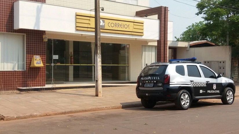 Dupla rende clientes e rouba agência dos correios em MT