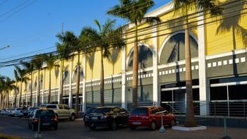 Desacordo comercial deixa homem esfaqueado no shopping popular