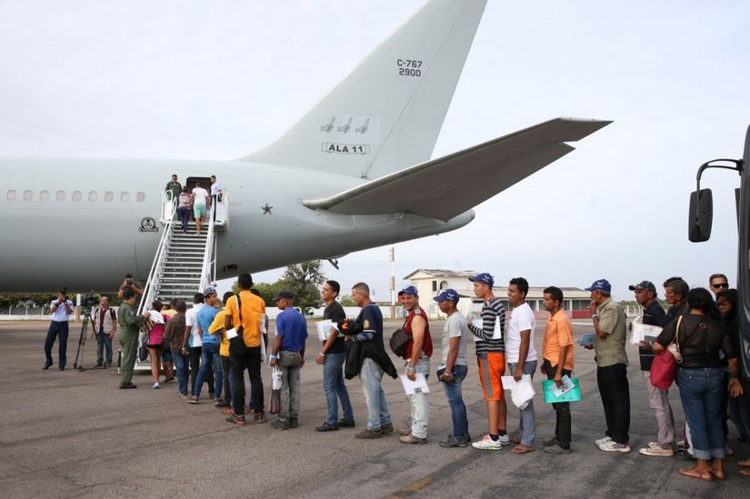 FAB leva 187 venezuelanos para PB, AM e SP