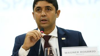  Bolsonaro anuncia permanência de Wagner Rosário na CGU