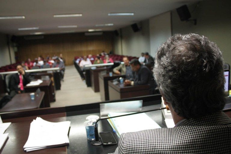 População vai às ruas contra aumento de benefício dos vereadores
