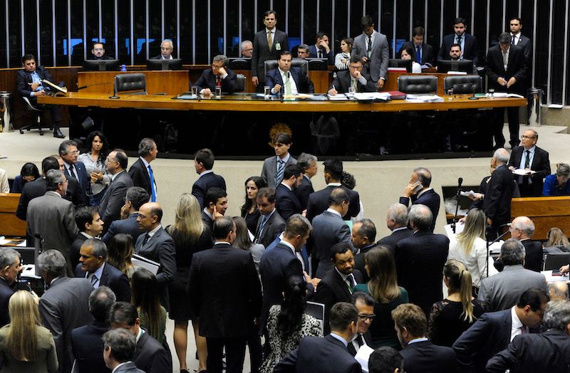 Câmara vota financiamento durante madrugada para tentar aplicar em 2018