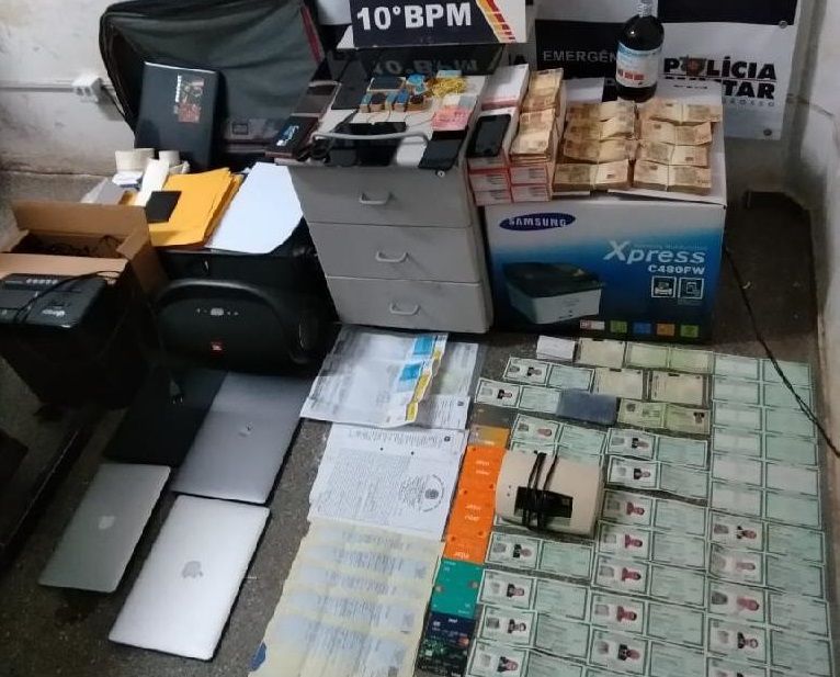 Suspeitos são flagrados pela PM com R$ 53 mil e RGs falsificados em apartamento