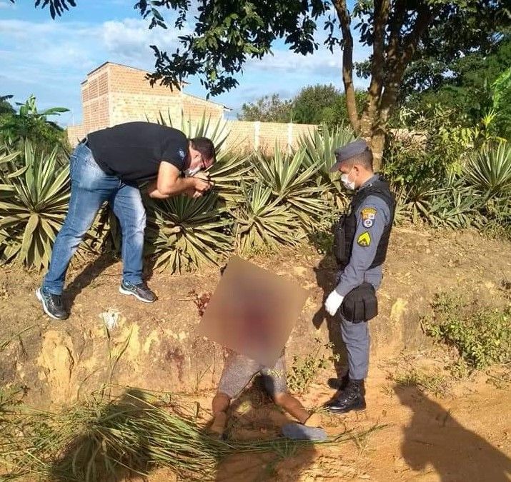 Homem é assassinado com 8 facadas e tem cabeça decapitada em MT