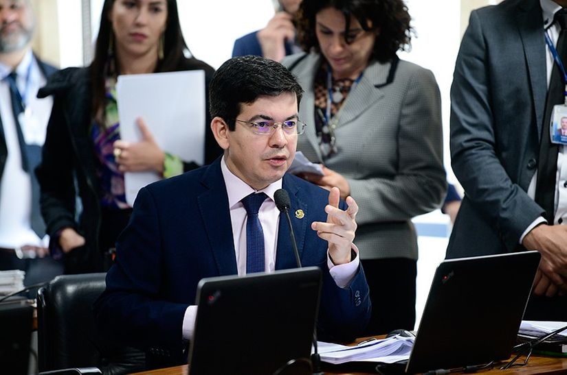 Senador apresenta relatório de PEC que impede embaixadores não diplomatas