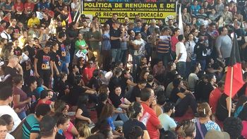 Professores da rede estadual decidem por manter greve