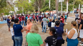 Professores e estudantes da rede pública protestam contra corte de verbas
