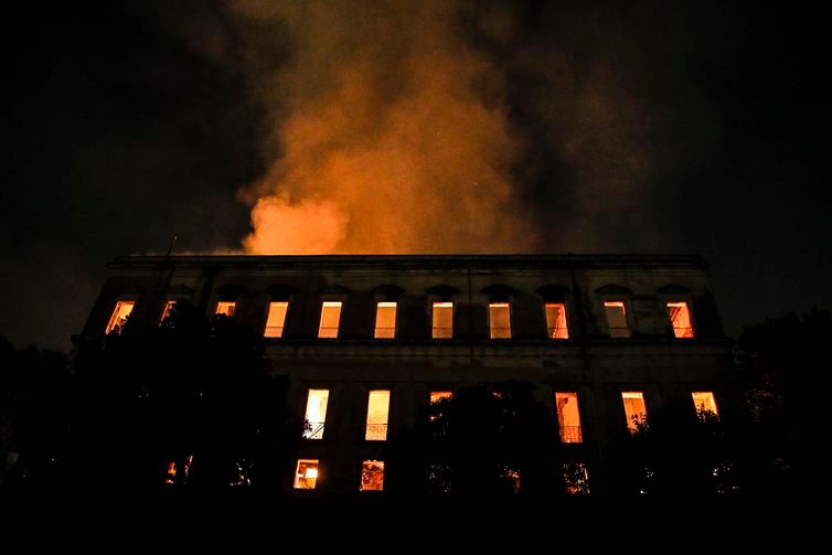 Bancos e governo se reúnem para debater restauração do Museu Nacional