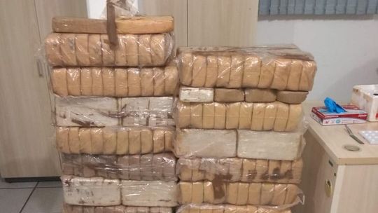 Motorista de caminhão é preso com mais de 190 kg de pasta base de cocaína