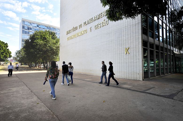 Governo libera R$ 4,12 bilhões para ministérios