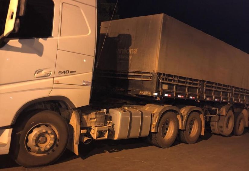 Carreta roubada em Rondonópolis é recuperada pela PM