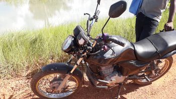 Homem cai de motocicleta é pisoteado e chifrado por vaca e morre 