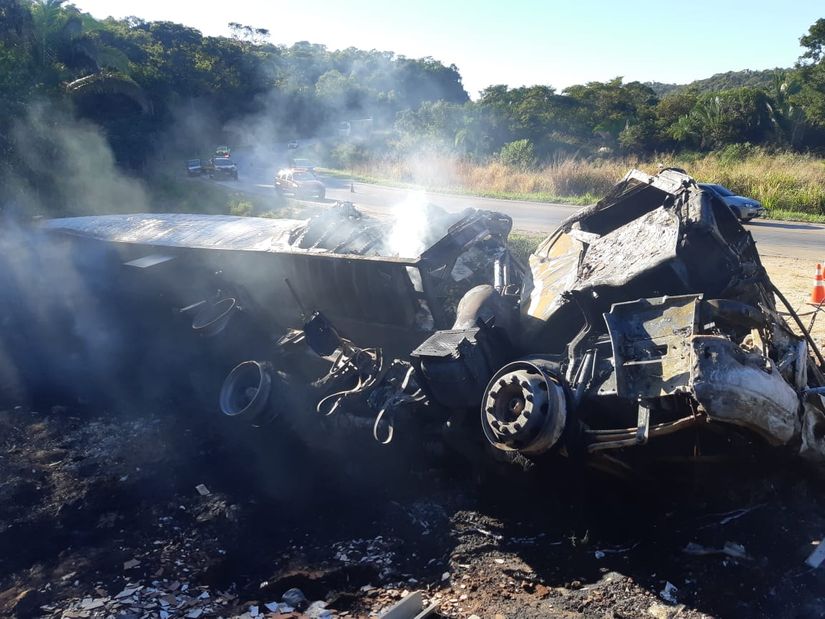 Motorista morre carbonizado após carreta que conduzia capotar na BR-364
