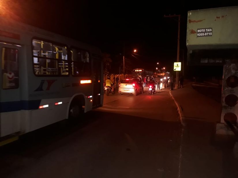 Após grave acidente no bairro Tijucal, moradores protestam contra a falta de sinalização no local