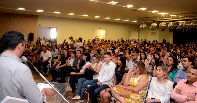 Mais 186 aprovados são empossados no serviço público
