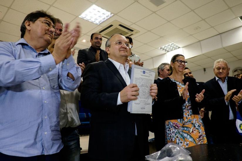 Governador entrega títulos de regularização fundiária e assina Termo de Cooperação