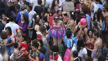 Chuva prejudica, mas não desanima foliões em bloquinhos de Brasília 
