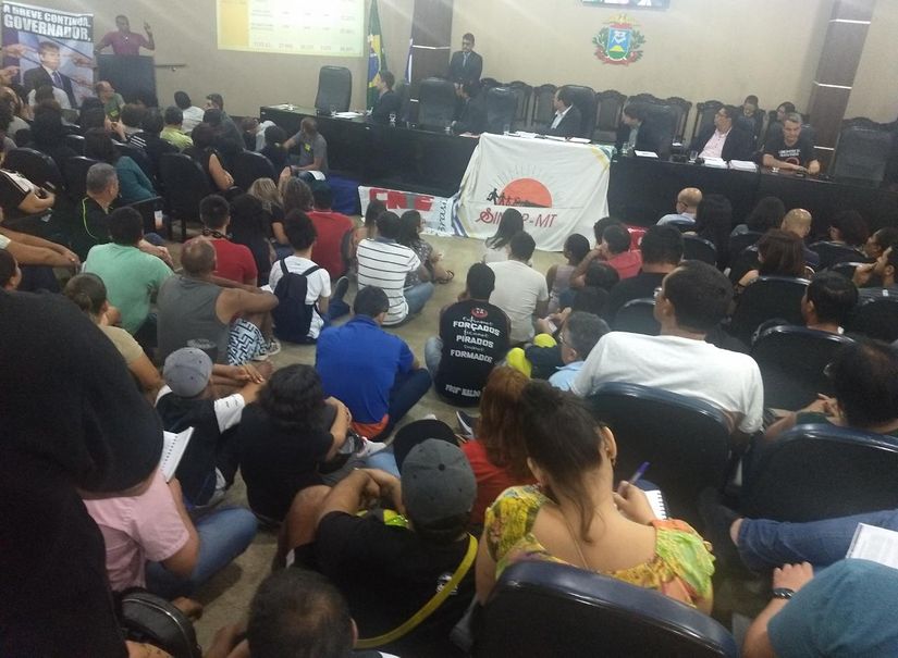 Professores lotam Assembleia Legislativa em busca de uma mediação com o Governo