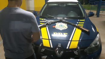 Motorista é preso pela PRF com 2 espingardas