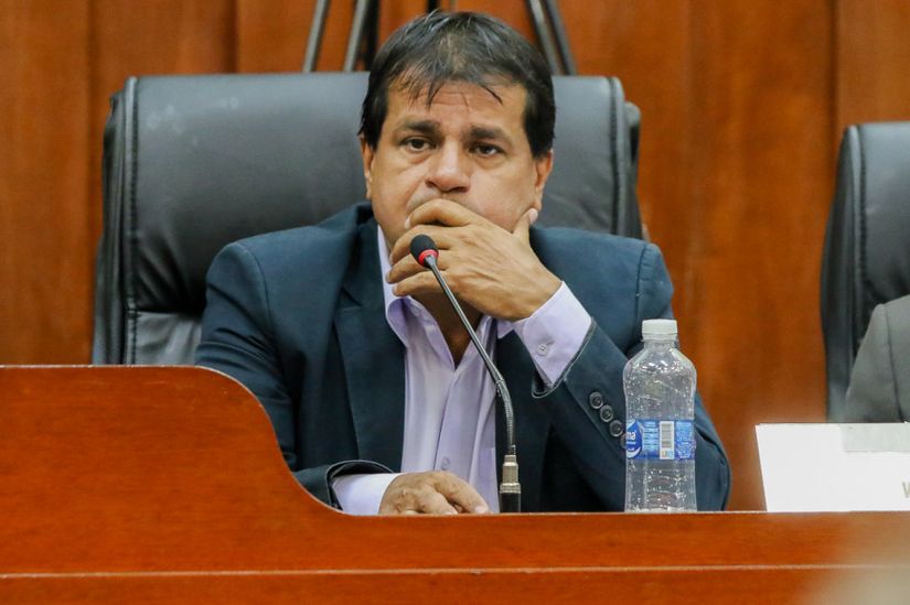 Adevair Cabral chora na tribuna e afirma que é vítima de perseguição política