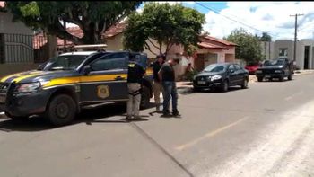 Assaltantes de carreta são presos pela PRF e reconhecidos por motorista