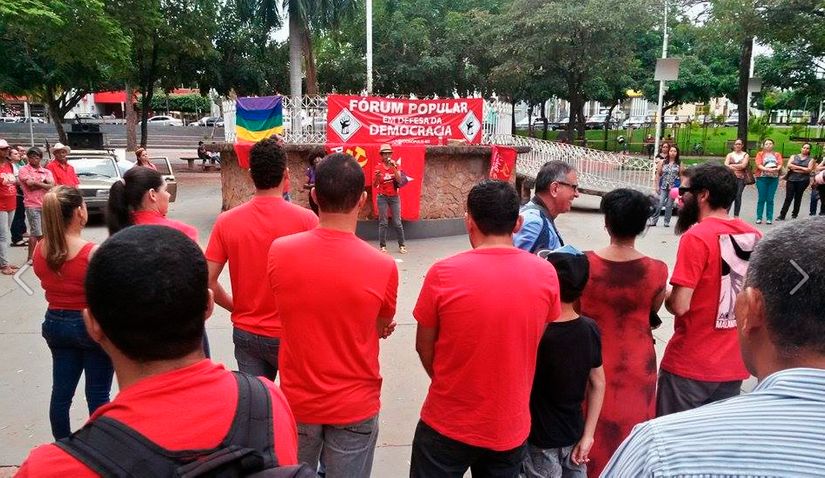 Fórum Popular em Defesa Democracia realiza ato na praça Brasil