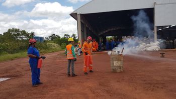 Profissionais da Usina de Triagem no Aterro Sanitário passam por curso de combate a incêndio