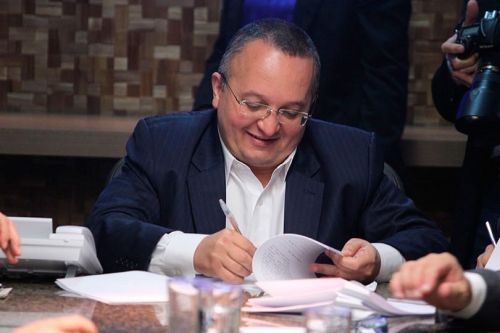 Pesquisa elege Pedro Taques 3º melhor governador do Brasil