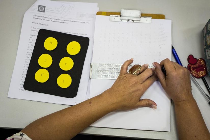 Seduc oferece aulas de braile para professores da rede regular de ensino