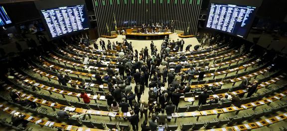 Congresso derruba veto que tornava autofinanciamento de campanhas ilimitado
