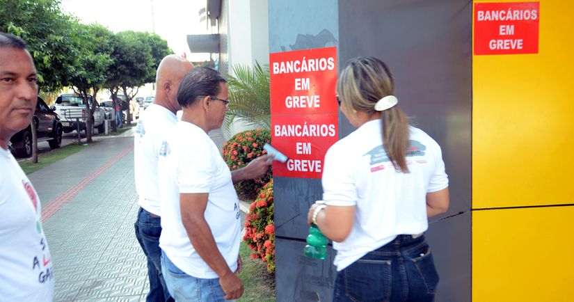  Sindicato dos bancários volta adesivar agência que teve informativos de greve retirados