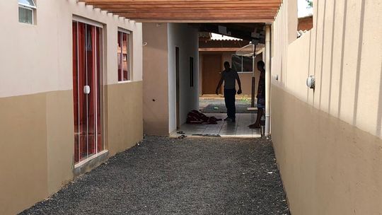Jovem é assassinada com três tiros dentro de casa; namorado é suspeito do crime 