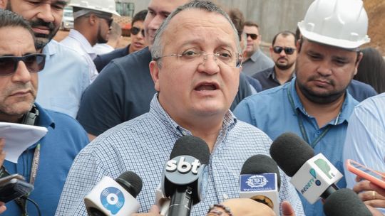 TRE vê autopromoção e multa Taques em R$ 5 mil por uso de programa social 